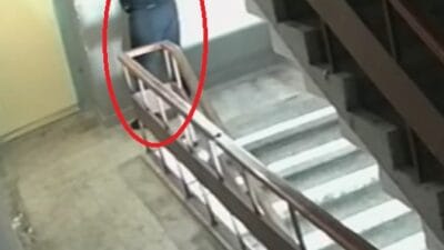 Kayseri’de bir kurye, sipariş teslim ettiği binanın merdiven dairesine idrarını