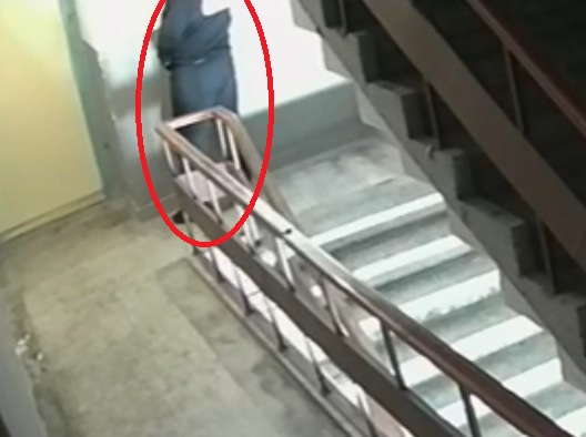 Kayseri’de bir kurye, sipariş teslim ettiği binanın merdiven dairesine idrarını