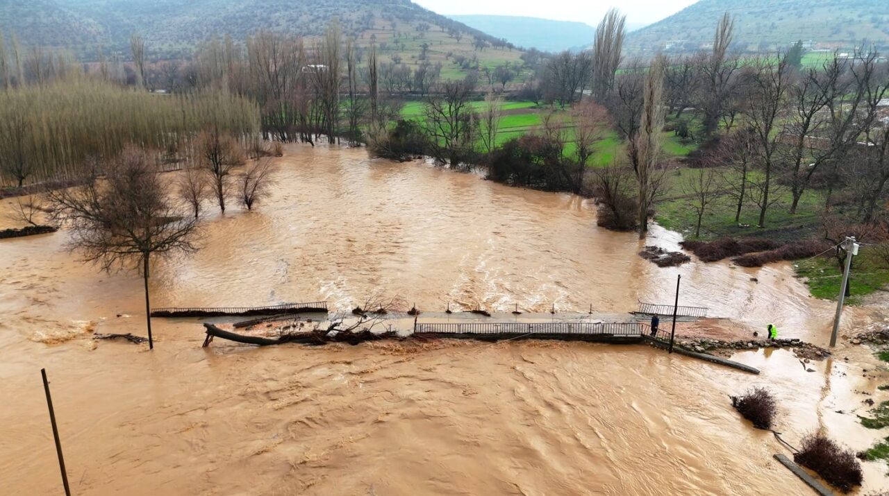 Mardin’de etkili olan sağanak yağış sel ve taşkınlara neden oldu.