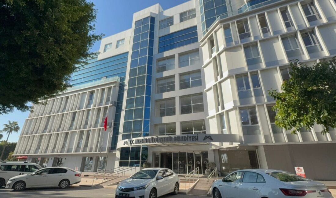 Mersin Büyükşehir Belediyesi’nde Rüşvet Operasyonu Mersin Büyükşehir Belediyesi’ne yönelik ihaleye fesat karıştırma ve rüşvet iddiaları