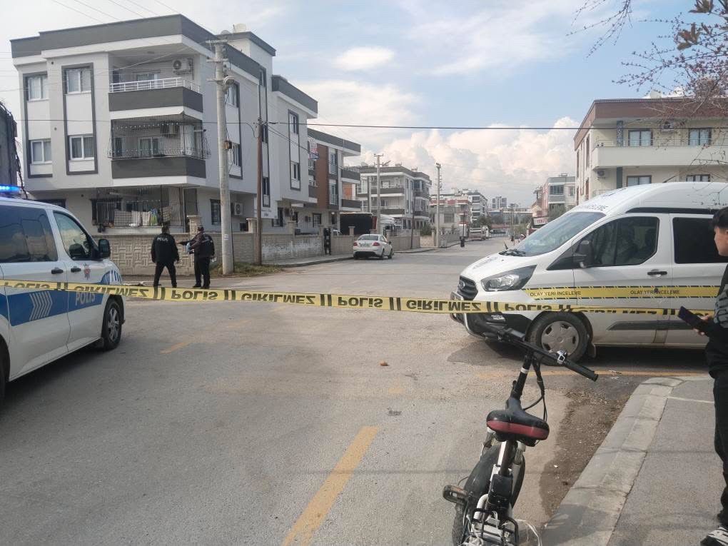 Mersin’in Tarsus ilçesinde bir kadın, eşi tarafından bıçaklanarak ağır yaralandı.