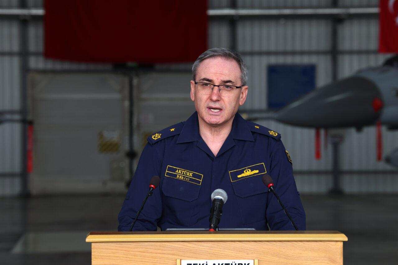 Milli Savunma Bakanlığı Sözcüsü Tuğamiral Zeki Aktürk, İncirlik'teki toplantısında Adana'da