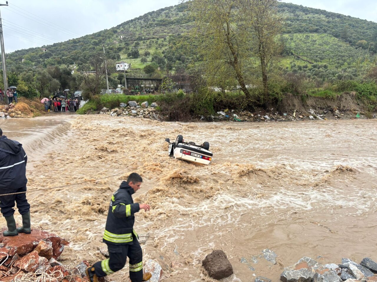 Muğla'nın Milas ilçesinde sağanak sonrası sel sularına kapılan otomobilde Bülent