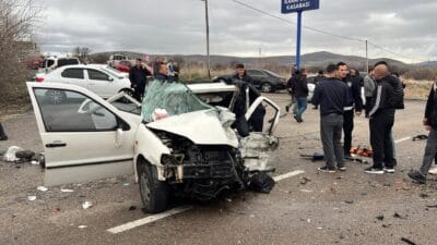 Nevşehir’de yağış nedeniyle kayganlaşan yolda 3 aracın karıştığı kazada baba
