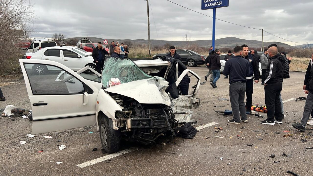 Nevşehir’de yağış nedeniyle kayganlaşan yolda 3 aracın karıştığı kazada baba