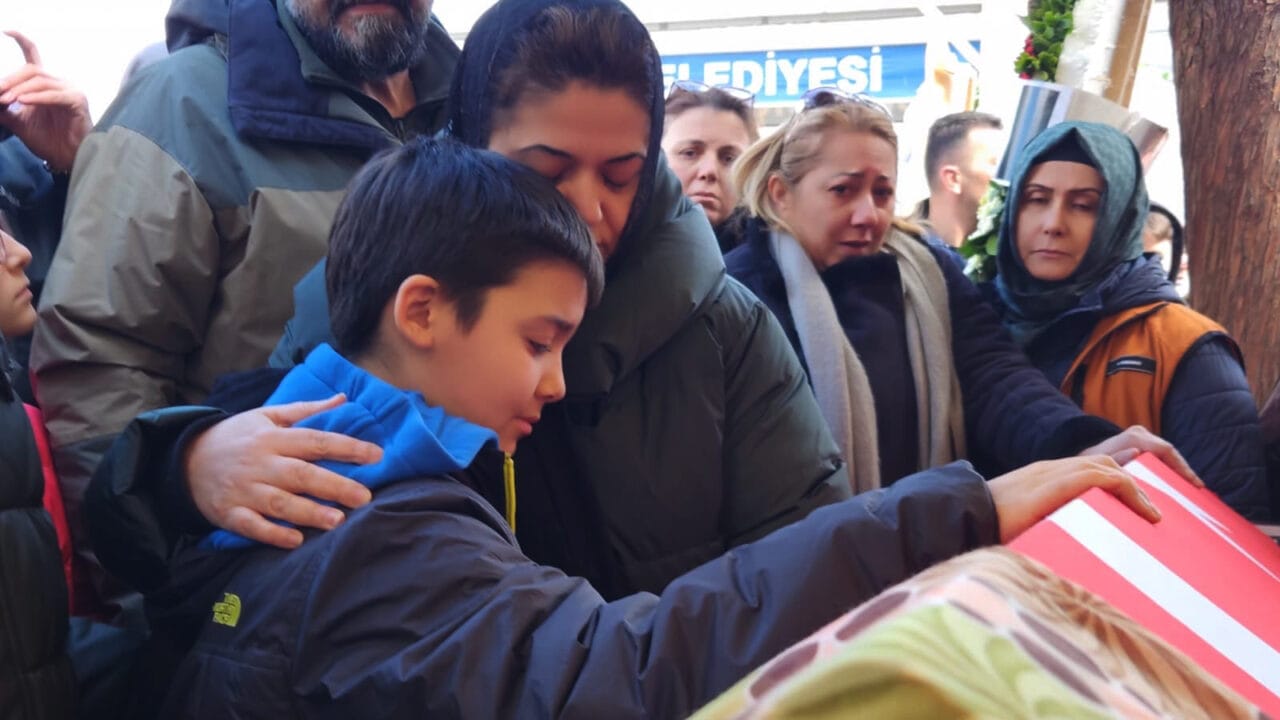 İstanbul Çekmeköy’de öğrencisinin bıçaklı saldırısında hayatını kaybeden Biyoloji Öğretmeni Fatma