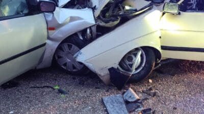 Osmaniye’nin Kadirli ilçesinde iki otomobilin çarpıştığı kazada 14 yaşındaki çocuk