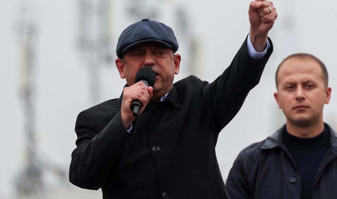 Özgür Özel: Bu rezilliği yapacak bir alan açtığımız için büyük sıkıntı içindeyim Cumhuriyet Halk Partisi Genel Başkanı Özgür Özel, Çanakkale'deki mitingde milletinden