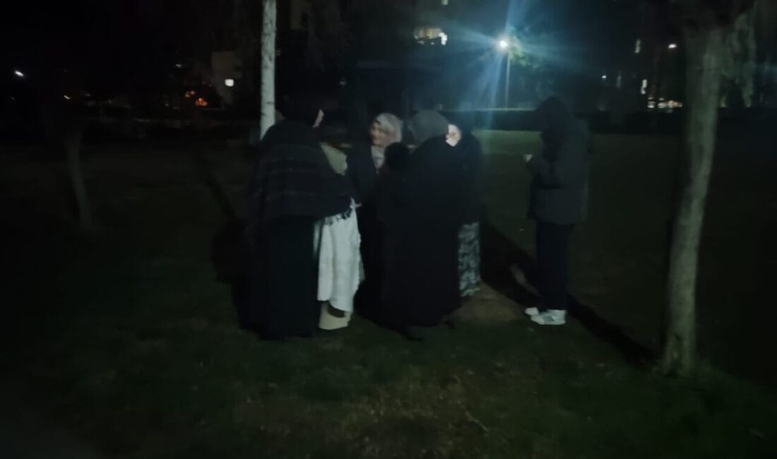 Tokat’ın Niksar ilçesinde gece saatlerinde 5.5 büyüklüğünde deprem meydana geldi.