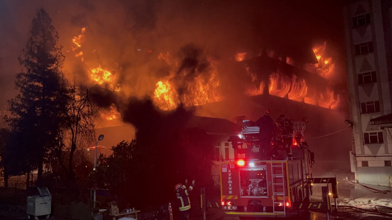 Trabzon’un Arsin ilçesinde fındık fabrikasında çıkan yangın büyüyerek fabrikanın büyük