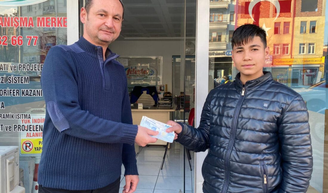 Yolda Bulunan Para Sahibine Eksiksiz Teslim Edildi Isparta’da esnafın yolda bulduğu 1400 lira, güvenlik kamerası ve sosyal