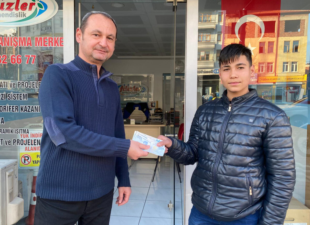 Isparta’da esnafın yolda bulduğu 1400 lira, güvenlik kamerası ve sosyal