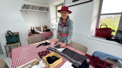 Muğla’da açılan dikiş kursuna katılan 73 yaşındaki emekli öğretmen Ayşe