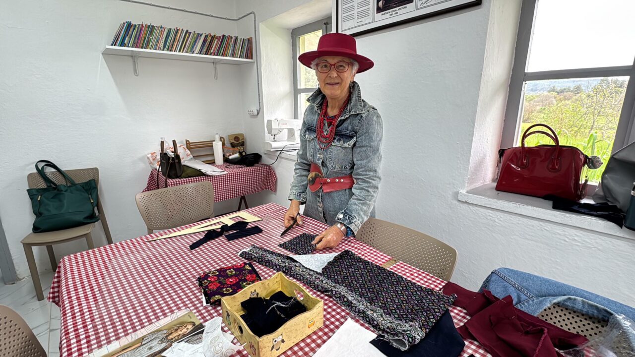 Muğla’da açılan dikiş kursuna katılan 73 yaşındaki emekli öğretmen Ayşe