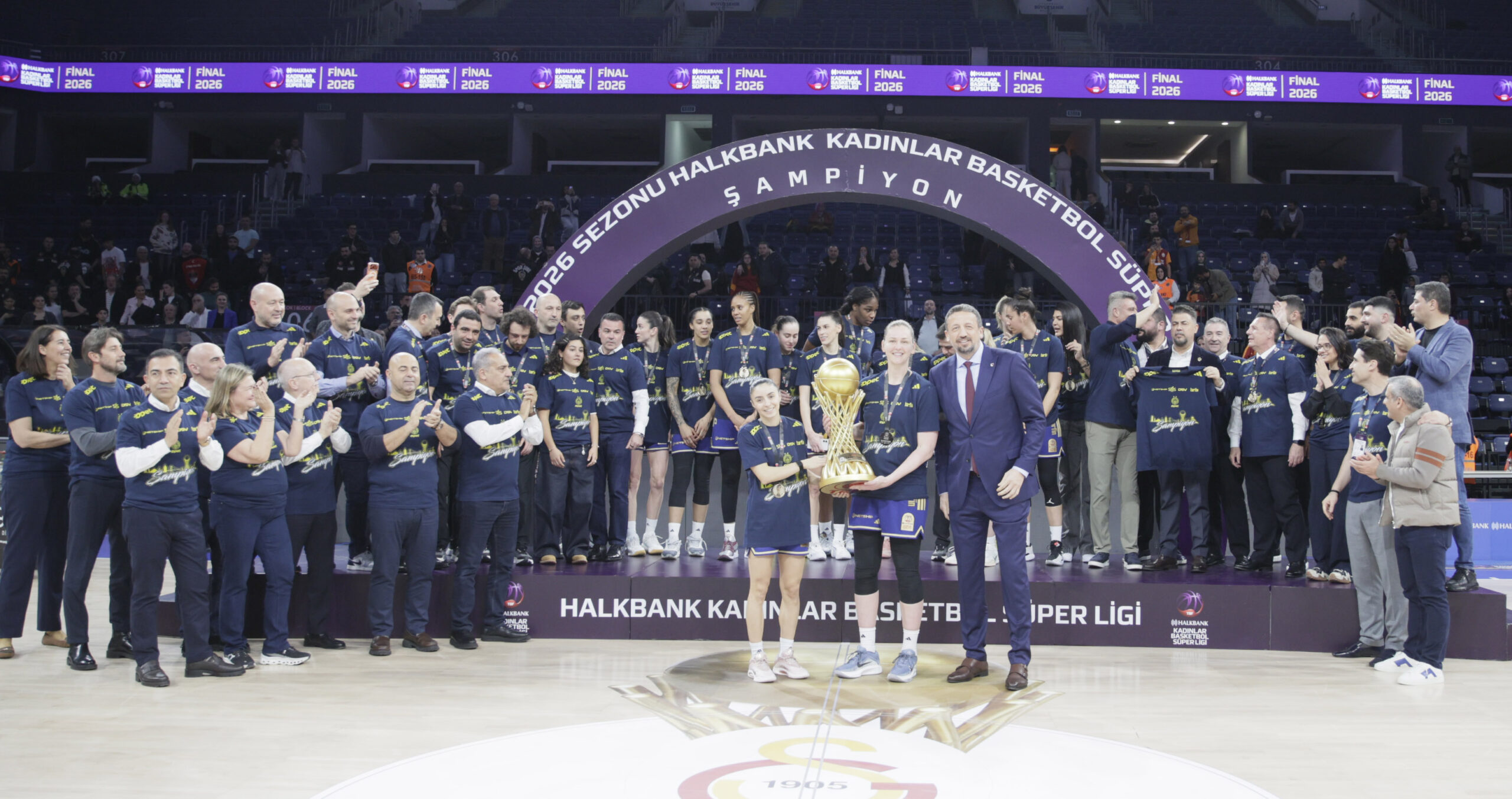 Fenerbahçe Opet, Kadınlar Basketbol Süper Ligi’nde sezonu namağlup şampiyon tamamladı.