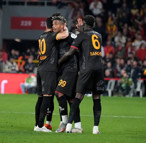 Galatasaray, Göztepe deplasmanında 3-1 kazanarak zirvedeki yerini güçlendirdi. Sarı-kırmızılı ekip,