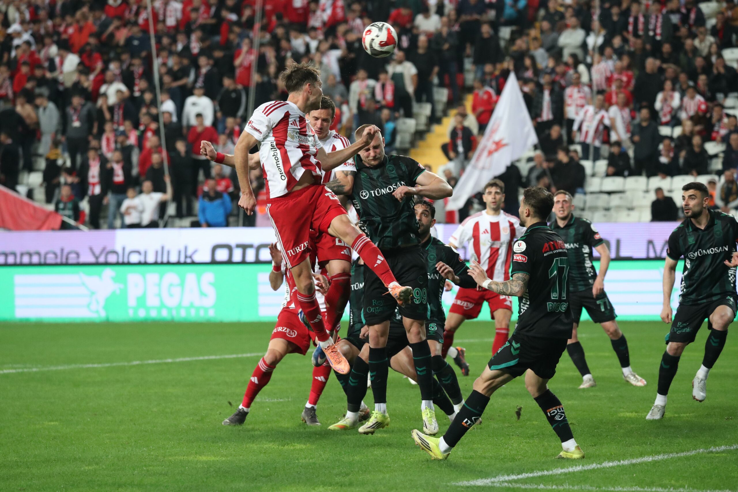 Konyaspor, Süper Lig’de Antalyaspor’u deplasmanda 2-0 mağlup etti. Gonçalves ve