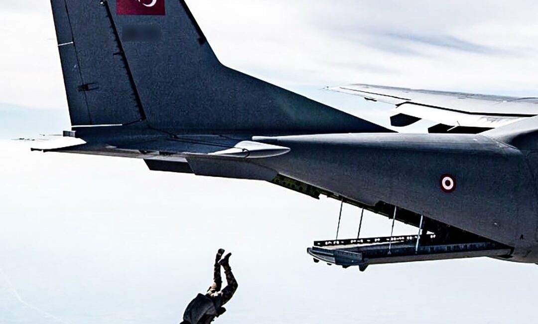 NATO, Türkiye’de yapılacak zirve öncesi yaptığı paylaşımlarda Türk paraşütçülere ve