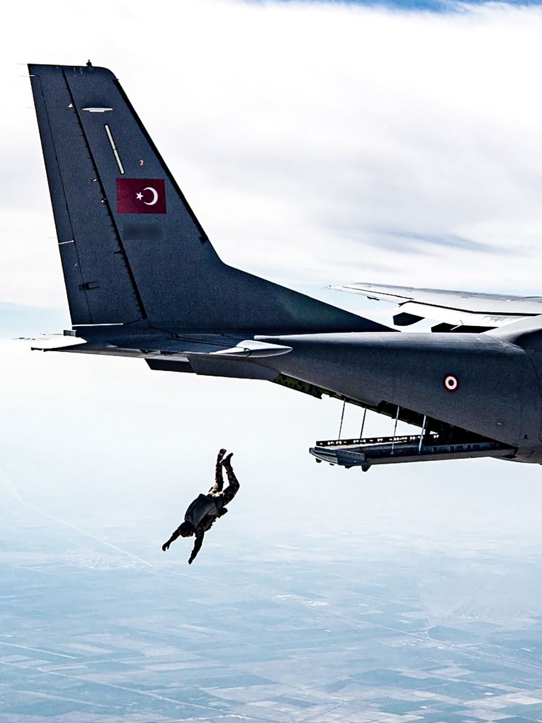 NATO, Türkiye’de yapılacak zirve öncesi yaptığı paylaşımlarda Türk paraşütçülere ve