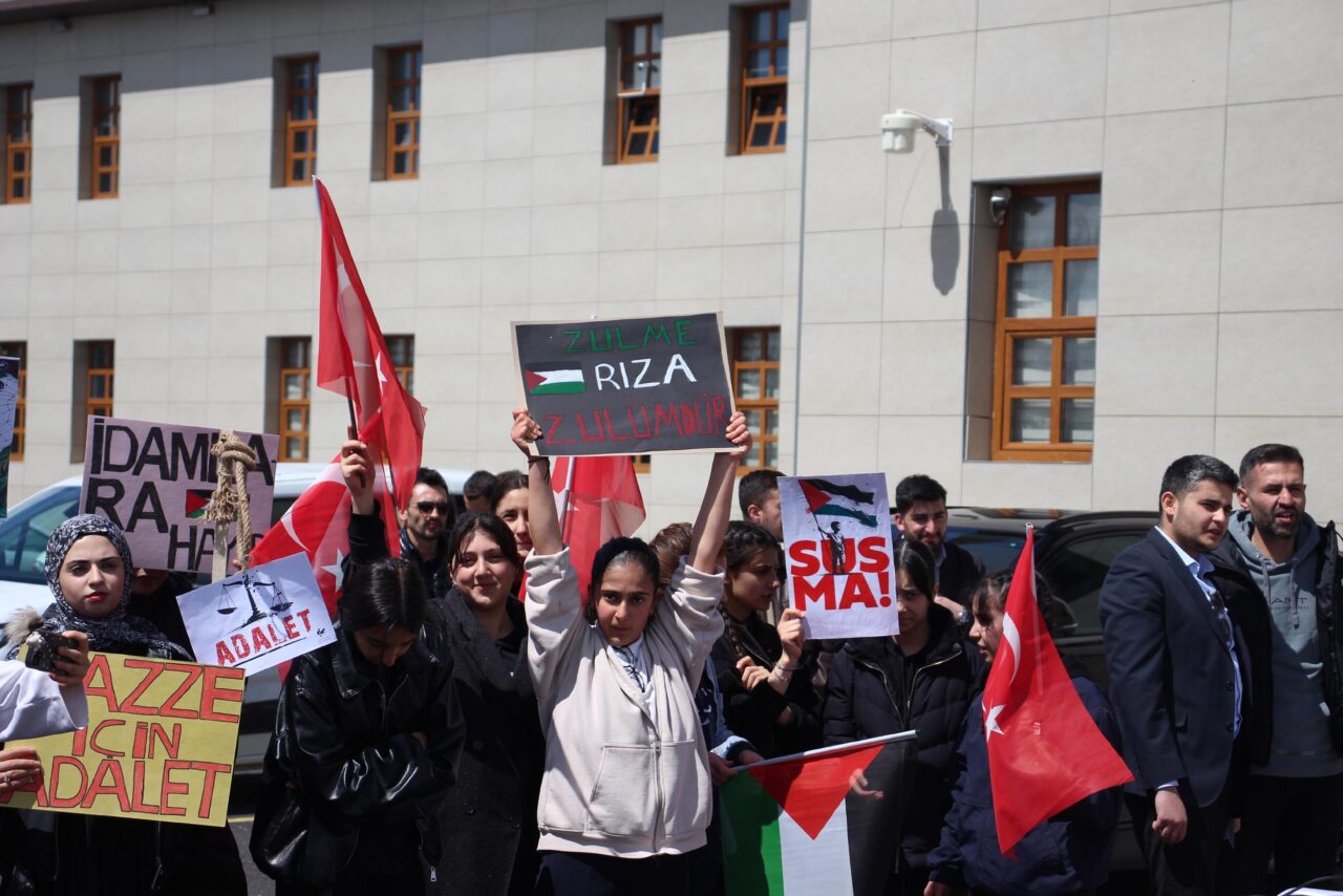 Ağrı İbrahim Çeçen Üniversitesi’nde düzenlenen yürüyüşte, Gazze’de yaşananlar ve İsrail’in
