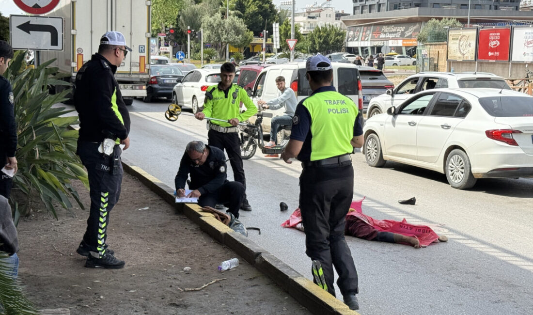 Antalya’nın Kepez ilçesinde mendil satarak geçimini sağlayan 64 yaşındaki kadın,