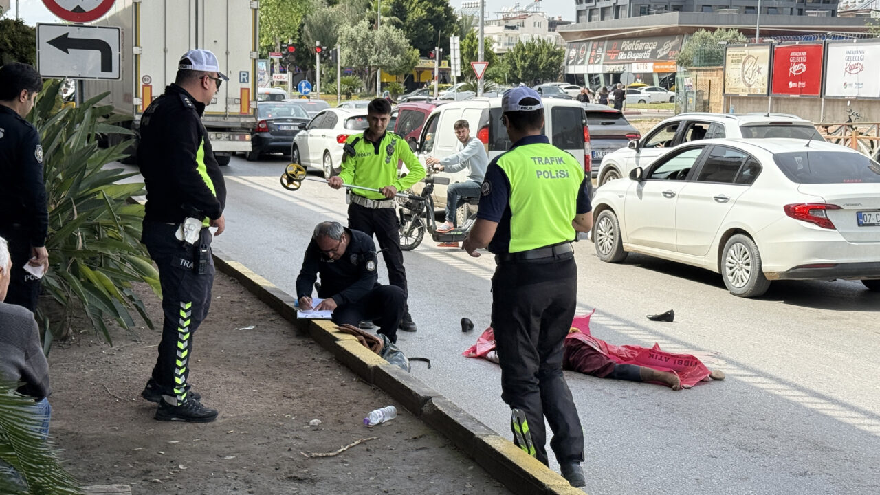 Antalya’nın Kepez ilçesinde mendil satarak geçimini sağlayan 64 yaşındaki kadın,