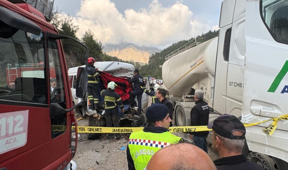 Antalya’da TIR ile minibüsün çarpıştığı kazada 7 kişi hayatını kaybetti,