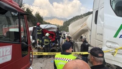 Antalya’da TIR ile minibüsün çarpıştığı kazada 7 kişi hayatını kaybetti,