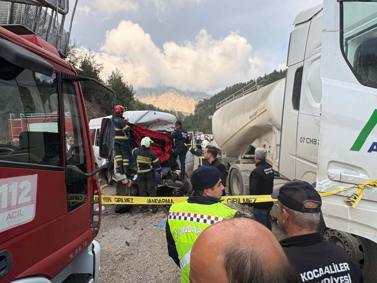 Antalya’da TIR ile minibüsün çarpıştığı kazada 7 kişi hayatını kaybetti,