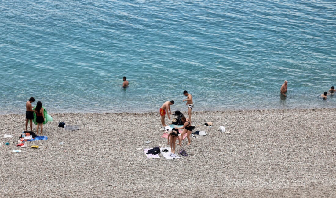 Antalya’da yaz havası: sahiller doldu Antalya’da 25 dereceyi bulan sıcaklıkla sahiller doldu. Vatandaşlar ve turistler