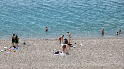 Antalya’da 25 dereceyi bulan sıcaklıkla sahiller doldu. Vatandaşlar ve turistler