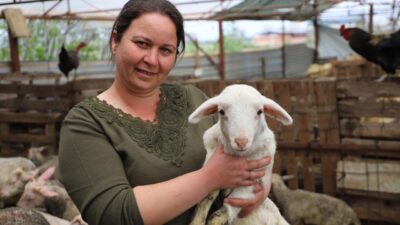 İzmir’de İlknur Öktem, oğlunun doğumunda hediye edilen bir kuzuyla başladığı