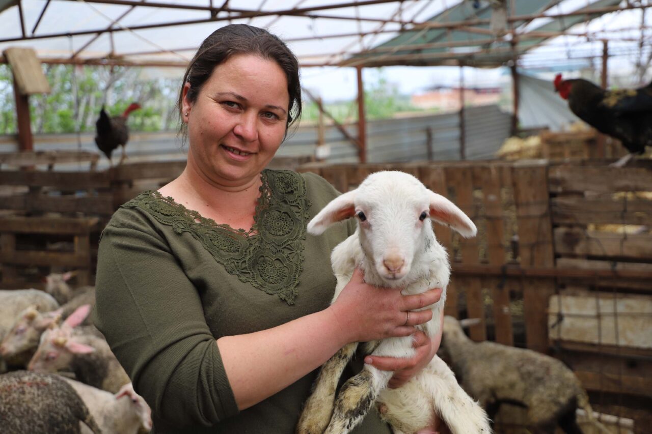 İzmir’de İlknur Öktem, oğlunun doğumunda hediye edilen bir kuzuyla başladığı