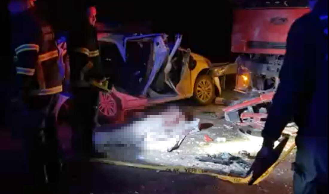 Burdur’da otomobil ile kamyonun çarpıştığı kazada 1 kişi hayatını kaybetti,