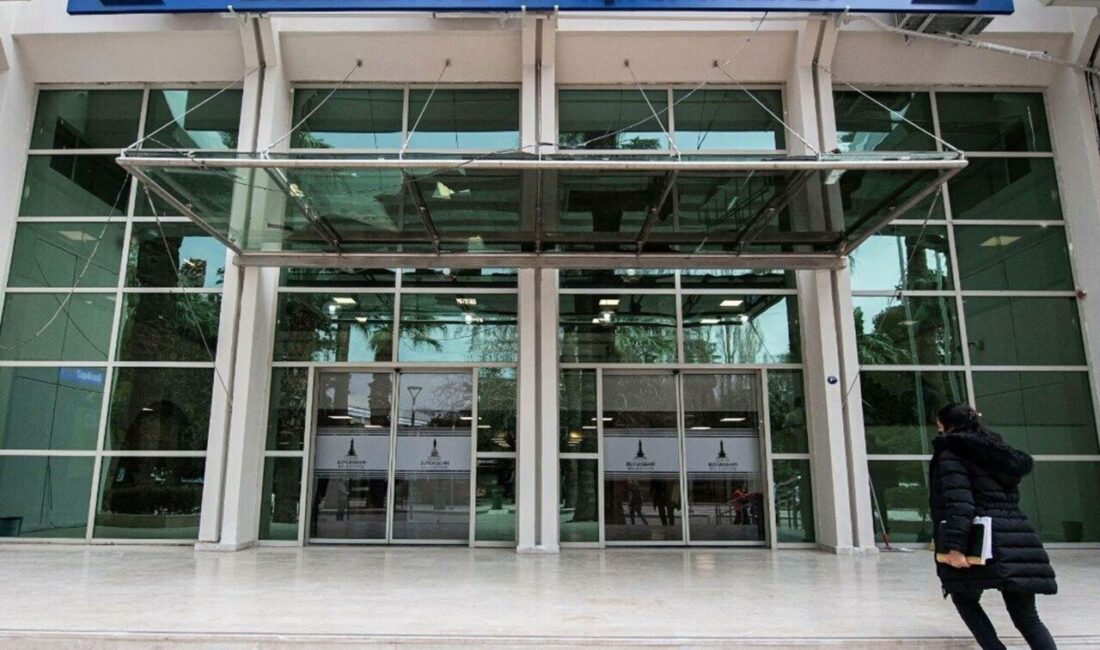 İzmir’de İZBETON üzerinden yürütülen usulsüzlük soruşturmasında 9 kişi gözaltına alındı.