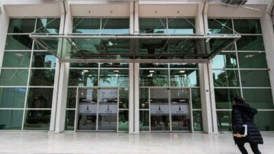 İzmir’de İZBETON üzerinden yürütülen usulsüzlük soruşturmasında 9 kişi gözaltına alındı.