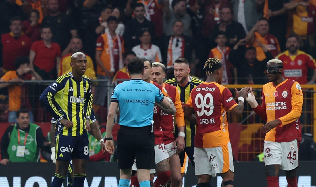 Galatasaray Derbide Fenerbahçe’yi 3-0 Mağlup Etti Süper Lig’de Galatasaray ile Fenerbahçe derbisinin ilk yarısı 1-0 tamamlandı.