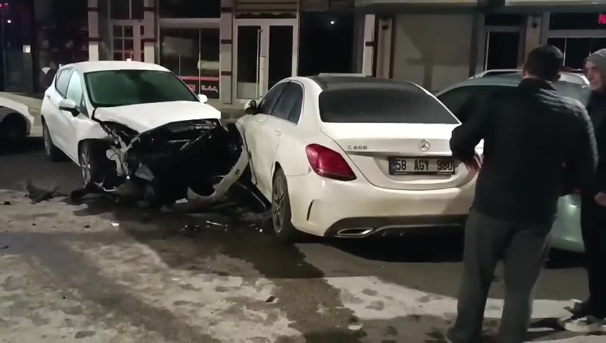 Sivas’ta polisin ‘Dur’ ihtarına uymayan alkollü sürücü, kaçarken 4 araca