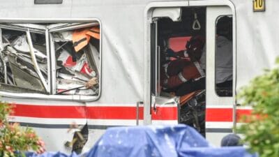 Endonezya’da iki trenin çarpıştığı kazada 14 kişi hayatını kaybetti, 38