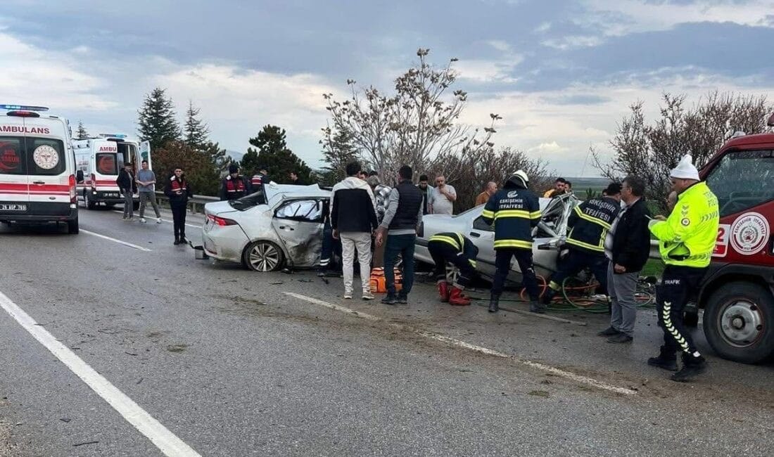 Eskişehir’de iki otomobilin çarpıştığı kazada 4 kişi hayatını kaybetti, 2