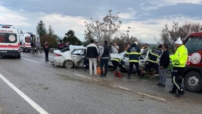 Eskişehir’de iki otomobilin çarpıştığı kazada 4 kişi hayatını kaybetti, 2