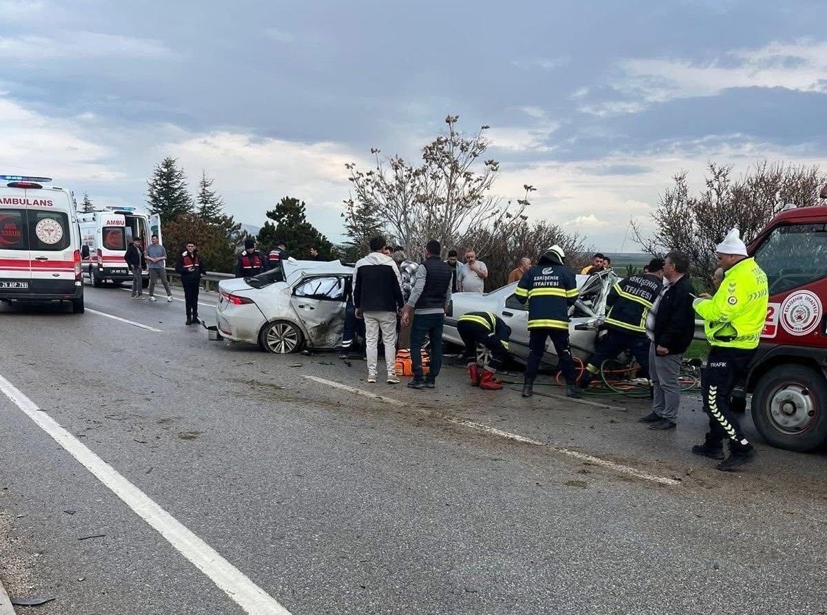 Eskişehir’de iki otomobilin çarpıştığı kazada 4 kişi hayatını kaybetti, 2