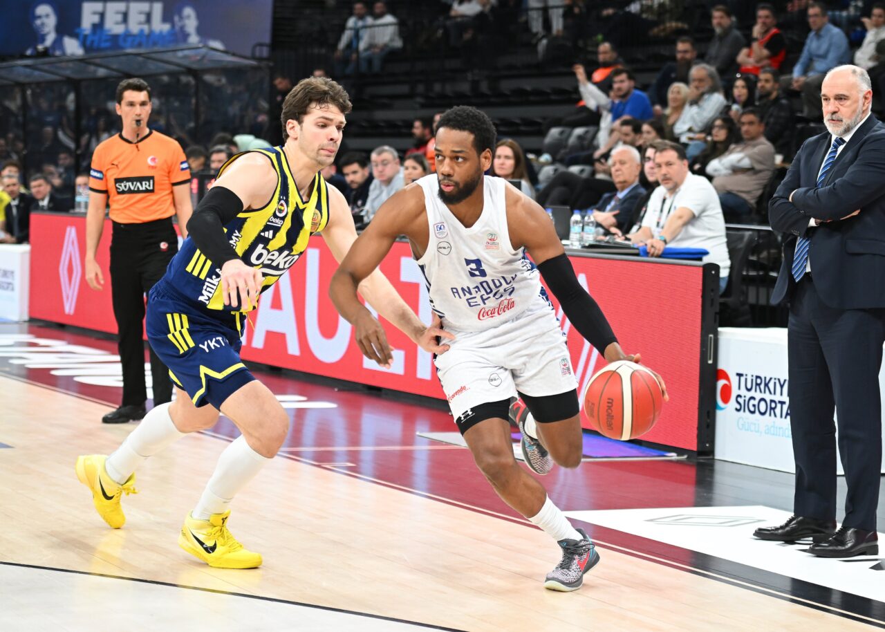 Fenerbahçe Beko, Basketbol Süper Ligi’nde Anadolu Efes’i 89-73 mağlup etti.