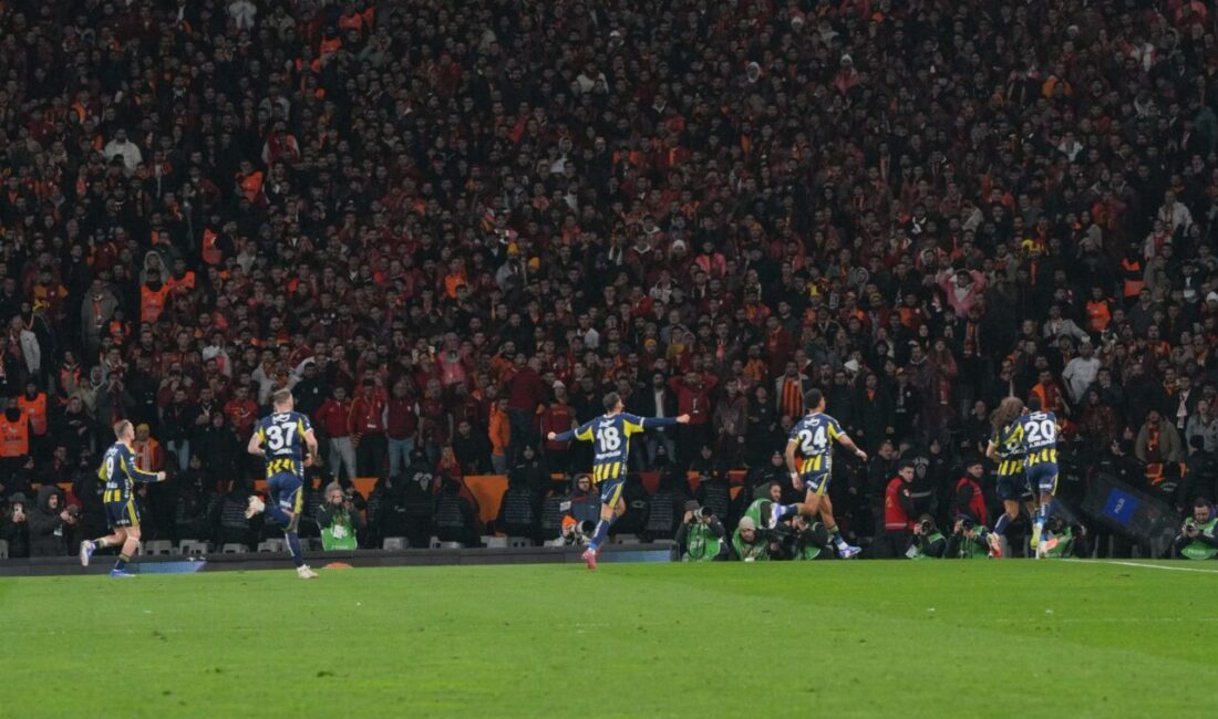 Fenerbahçe, Süper Lig’de lider Galatasaray ile kritik derbiye çıkıyor. Sarı-lacivertliler