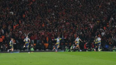 Fenerbahçe, Süper Lig’de lider Galatasaray ile kritik derbiye çıkıyor. Sarı-lacivertliler