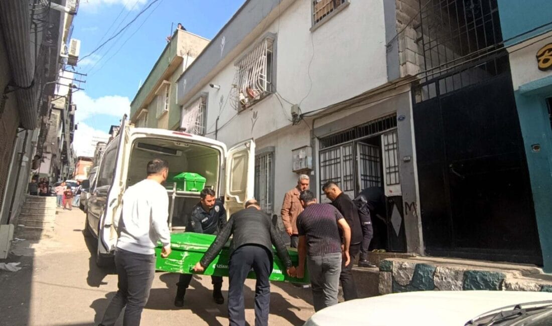 Gaziantep’te Baba Cinayetinde 14 Yaşındaki Kız Tutuklandı Gaziantep’te babasını bıçaklayarak öldürdüğü öne sürülen 14 yaşındaki kız çocuğu