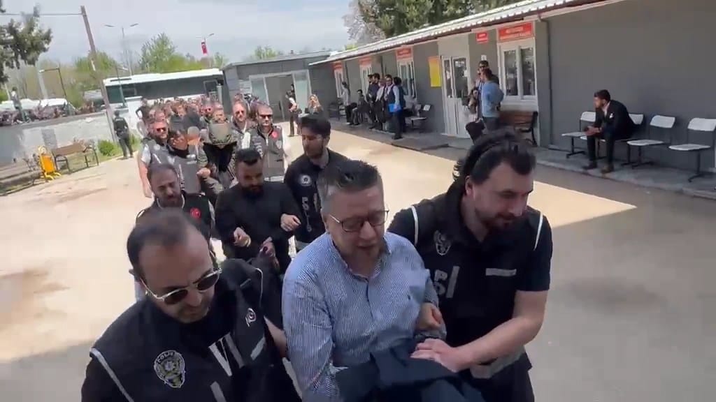 Şanlıurfa’nın Halfeti ilçesinde belediyeye yönelik yolsuzluk iddiaları kapsamında düzenlenen operasyonda