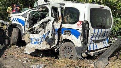 İzmir'de fren sistemi arızalanan bir TIR, birçok araca çarparak kazaya