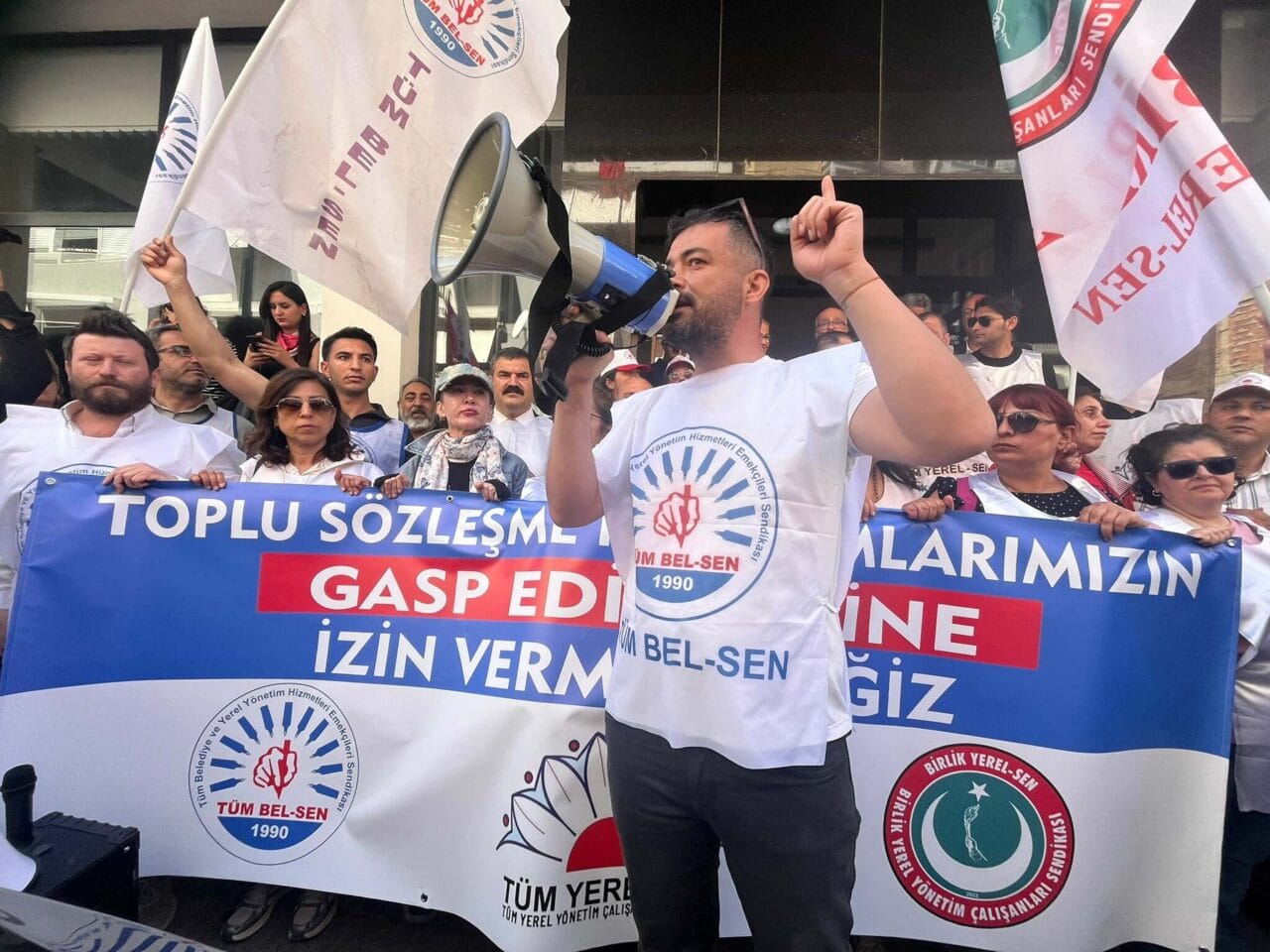İzmir’de dört belediyede görev yapan memurlar, toplu iş sözleşmesi kaynaklı