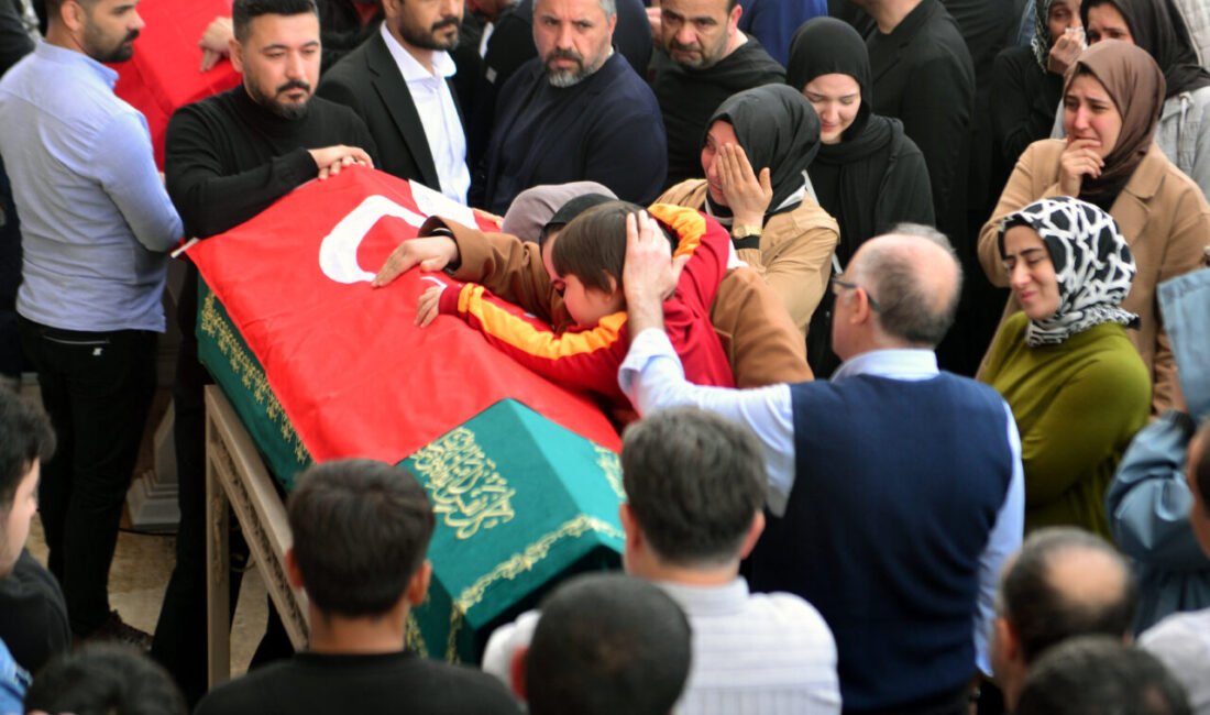 Kahramanmaraş’taki okul saldırısında hayatını kaybeden öğrenciler ve öğretmen için düzenlenen